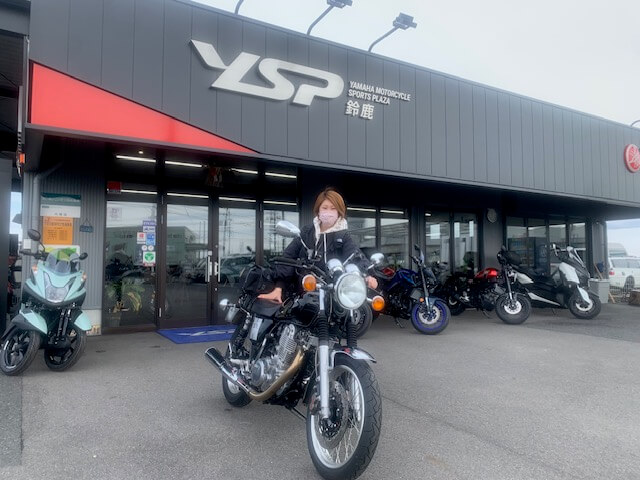 SR400 カスタム　初めてのバイクですが、女性ライダーに納車させていただきました。